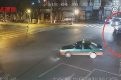 外卖小哥被路人抬车底视频播放完整,外卖小哥被压车底，路人齐心协力抬车救人
