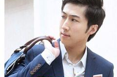 三七分发型的男生感觉怎么样呢视频完整,男生演绎时尚与自信的完美融合